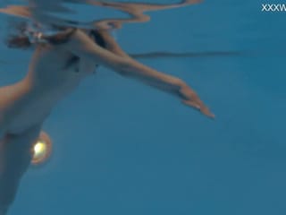 Petite russa Marfa nuota nuda in piscina