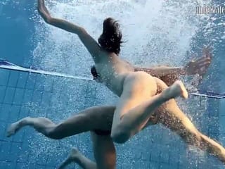Andrea und Monica, aber auch Janka werden im Pool geil