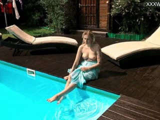 Mimi Cica zeigt wieder, wie sexy sie schwimmen kann