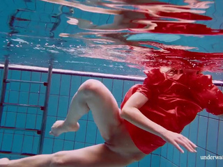 Avenna shows her sexy nude naked hot body underwater