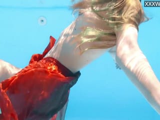 Petite Teen Ivi Rein erträgt das freie nackte Schwimmen