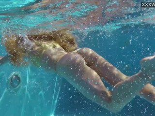 Schwimmbad-Erotik von Nata, sexy Lettin