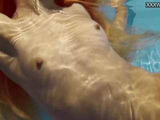 Belleza en 4K nada y se quita la ropa mostrando su apretada vagina