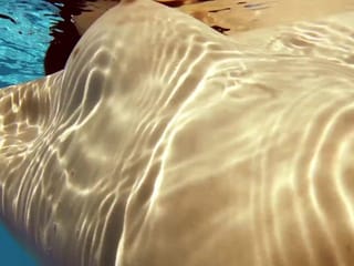 Lockige Haare Fernanda super flexible Babe unter Wasser