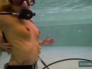 Der Typ kann den schönen Babe kaum widerstehen