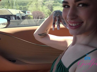 BTS a un appuntamento con l'amateur Delilah Day che sfrega il cazzo e gioca prima di tornare a casa