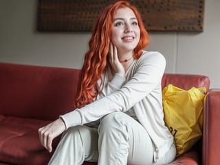 Ruiva se sai bem na entrevista de emprego após ter sexo duro com o agente de casting
