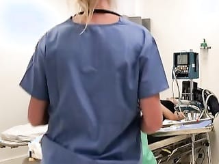 Camsoda-hete verpleegster vingert en wrijft