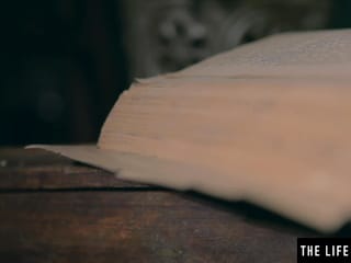 Mira preciosa V lame un juguete sexual antes de follar a sí misma