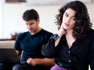 Großer Arsch Latina MILF ruft den großen Schwanz IT-Typen an, um ihren Laptop zu reparieren