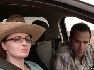 Hitchhiker lié a joué dans le désert
