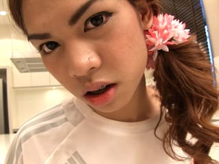 Adolescente ladyboy asiática Kitty en uniforme de fútbol analmente penetrada