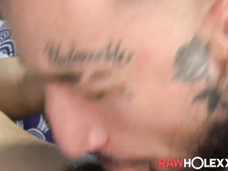 Der große Schwanz Tyga bläst und fickt den schlüpfrigen Bottom Dali