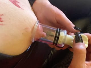 Capezzoli succhiati da pompaggio intenso
