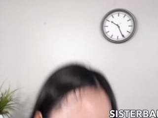 A pequena e voluptuosa asiática Luna Mills pula loucamente no enorme pau do seu meio-irmão