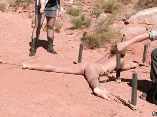 Hitchhiker gebunden und gefickt in der Wüste