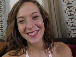 Sieh zu, wie Molly Manson ihre enge junge Muschi in HD POV reizt und finger