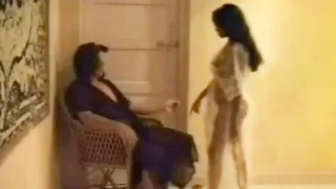 Ол жеке суретке түсті.