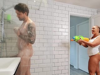BRAZZERS - Beth Bennett sorprendió a su marido en la ducha ... con una pistola de agua