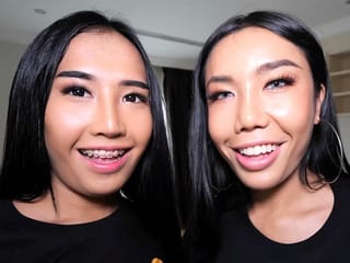 Dois adolescente ladyboys mos e meme compartilham um galo em um threesome quente