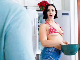 Alex Charger se ha separado recientemente de su esposa y se ha mudado a su propio lugar