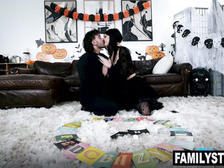 Asteria Jade und Stiefbruder Nade Nasty geraten in ein Ritual mit dem Ouija-Brett