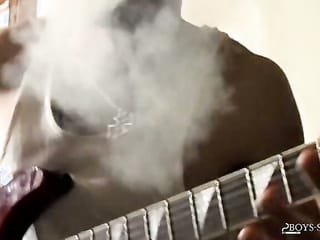 JongensRoken: Axel Rookt Hevig Terwijl Hij Rockt en Zijn Lul Aait
