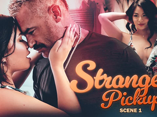 Innocente Scarlett Infila un Plug Anale e Seduce Park Silver Fox