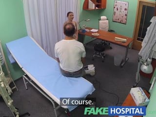 Uomo in uniforme seduce una splendida donna delle pulizie