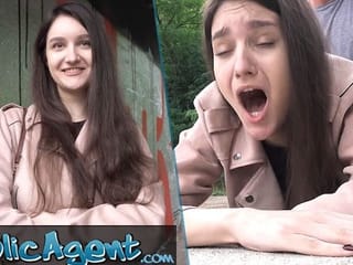 アート学生の屋外での処女喪失