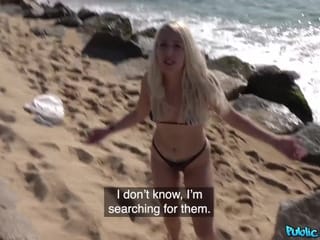 Risikante öffentliche Strandsex mit blonder Bikini-Babe