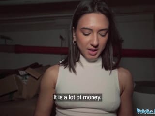 Brunette studente komt op de lul van een vreemde
