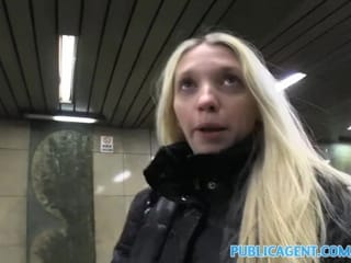 Il duro viaggio della bionda magra di PublicAgent
