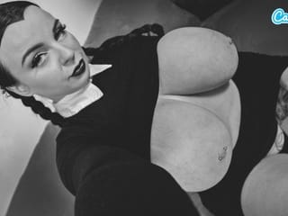 Borstige Wednesday Addams Cosplay Solo Spel