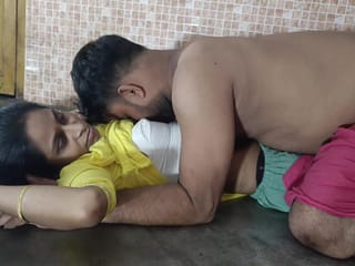 Garota indiana de 18 anos no college tem sexo quente pela primeira vez com o namorado