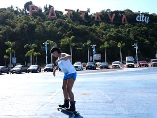 Fallimento di skateboard di una MILF tailandese con un grande sedere che scopa a casa dopo