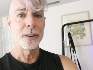 ManPuppy: Richard Lennox onaniert, während er im Webcam-Spiel gefickt wird