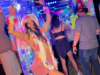 Luxe La Fox und Lucas Frost erhellen die Nacht bei einer Silent Disco-Party