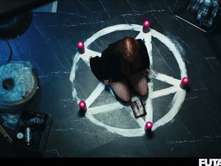 Anal-Königin Veronica Leal wird von roter Shemale Futa Hexe anal gefickt