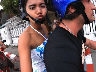 Pompino amatoriale dalla ragazza adolescente asiatica dopo una serata fuori in città