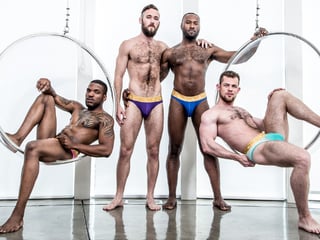 Icona maschio Quattro stalloni gay muscolosi mescolando il budino bianco e nero solo per il bene!