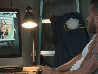 Hombre gay sacudiendo su polla durante la voyería