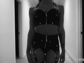 Black Babe saugt einen großen weißen Schwanz vor einem interracial Hardcore-Fick