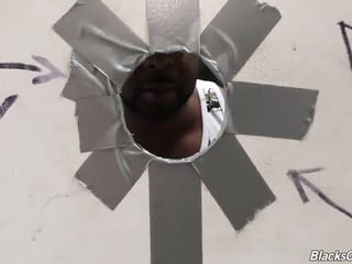 Il ragazzo barbuto succhia un cazzo nero in un gloryhole