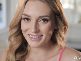 Вишня месяца Charlotte Sins татуированная блондинка мастурбирует после зачистки