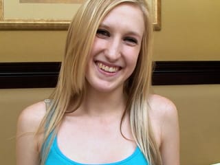 Sie ist eine dünne Blondine 18 Jahre alt, die ihren Debüt-Porno macht