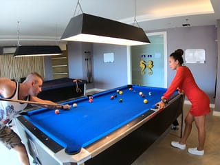 Amateur-Paare, die Pool spielen und danach leidenschaftlicher Sex haben