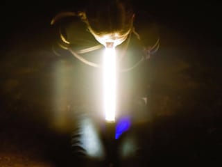 Diepe keel met lichtstaaf, stikkend op de lul onder de sterren