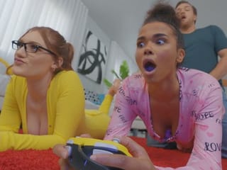 Realtà Kings Hotties ha chiesto un cazzo mentre il gioco - Aria Kai, Alina Ali, Kyle Mason