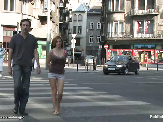 Busty Roumanie baisée en public